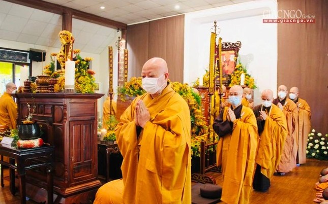 Bày tỏ sự tôn kính đối với các bậc kỳ túc Trưởng lão trong nhà thiền