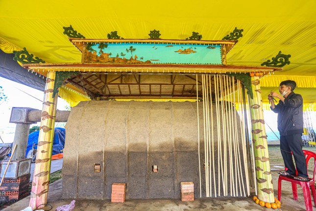 Đài hỏa thiêu đang dần hoàn thành. Hình chụp mặt ngang - Ảnh: Lê Hoài Nhân