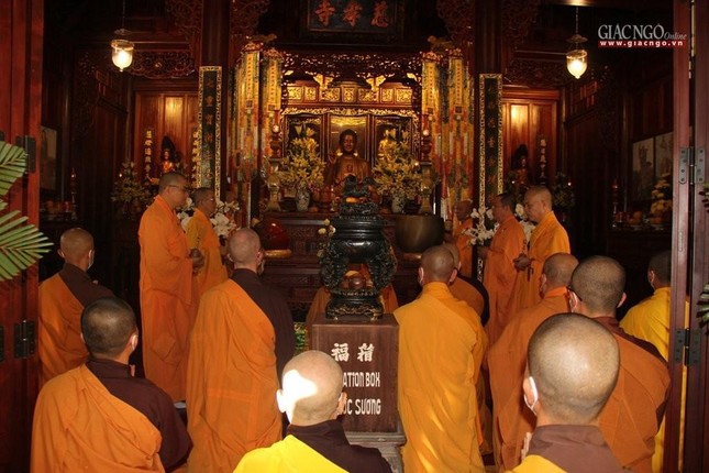 Lễ cúng ngọ tại chánh điện trước lúc cử hành lễ sơ dạ, cung tiến Giác linh Thiền sư Thích Nhất Hạnh