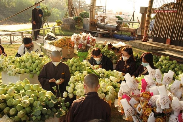 Việc trang hoàng hoa đang được thực hiện nơi trà-tỳ