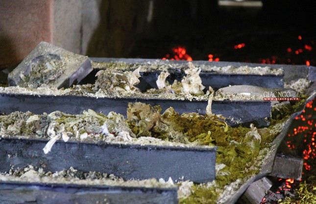 Phần xương còn lại sau 16 giờ lửa cháy liên tục và 2 giờ lửa than