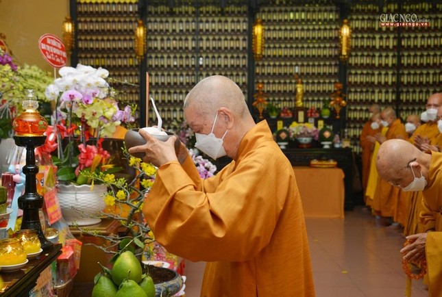 Trưởng lão Hòa thượng Thích Trí Quảng dâng phạn thực cúng dường