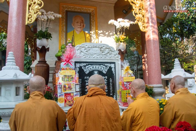 Trước bảo tháp Đại lão Hòa thượng Thích Trí Tịnh