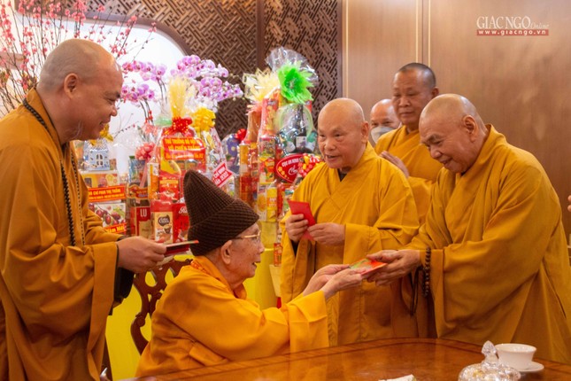 Trưởng lão Hòa thượng Thích Đức Nghiệp trao lộc xuân