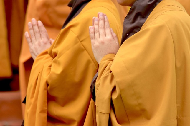 Có một trường hợp ngoại lệ liên hệ đến hạnh phúc về tinh thần; đó là những chúng sinh đạt được một trong bốn tầng bậc của Tứ thiền (Dhyāna, trance)... Có một trường hợp ngoại lệ liên hệ đến hạnh phúc về tinh thần; đó là những chúng sinh đạt được một trong bốn tầng bậc của Tứ thiền (Dhyāna, trance)...