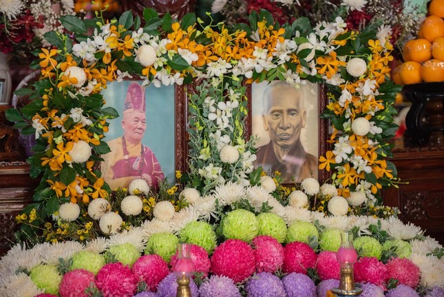 Di ảnh Quốc sư Phước Huệ và Hòa thượng Thích Bảo An tại chánh điện chùa Giác Uyển Di ảnh Quốc sư Phước Huệ và Hòa thượng Thích Bảo An tại chánh điện chùa Giác Uyển