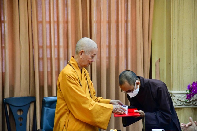 Thượng tọa Thích Phước Lượng nhận quyết định bổ nhiệm Trưởng ban Quản viện Tăng