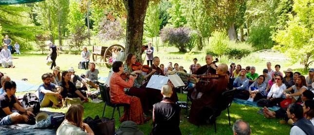 Tình huynh đệ là nền tảng cho các bước phát triển về tình thương (ảnh một buổi sinh hoạt âm nhạc ngoài trời tại một khóa tu ở Đạo tràng Mai Thôn) - Ảnh: Làng Mai