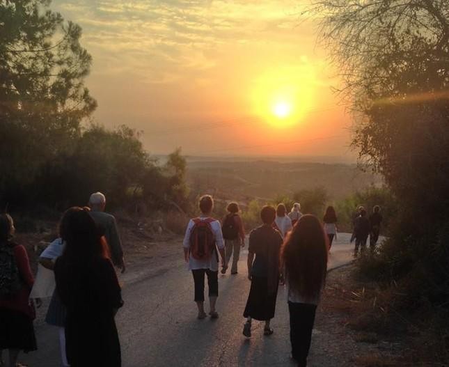 Những người Palestine và Israel cùng tham dự khóa tu thiền Chánh niệm tại Đạo tràng Mai Thôn - Pháp năm 2001, đã vượt qua các định kiến, cùng thiền hành, kiến tạo không khí hòa bình, đầy cảm thông con người - Ảnh: Làng Mai