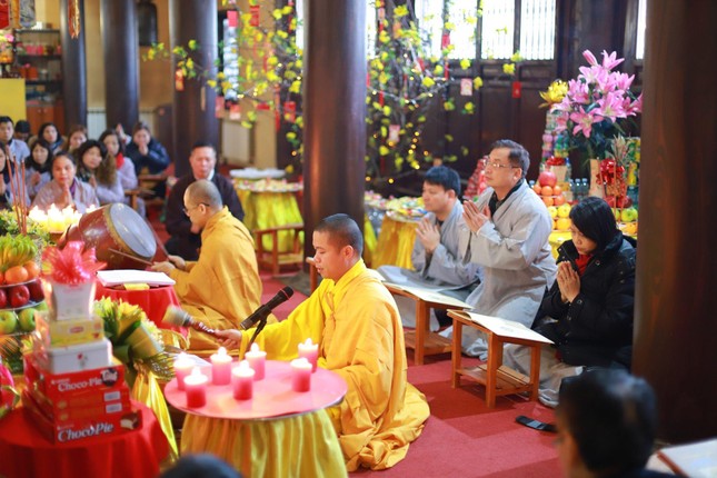 Chư Tăng hướng dẫn Phật tử tu tập trong ngày thường ở chùa Trúc Lâm Kharkov trước khi xung đột vũ trang xảy ra ở Ukraine