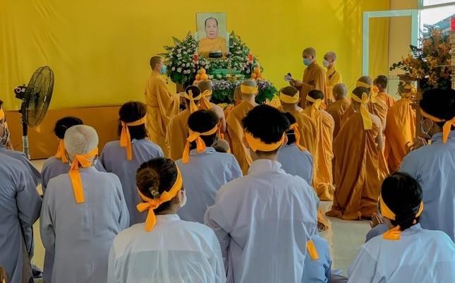 An vị linh cốt và thọ tang báo ân thầy - Ảnh: CTV