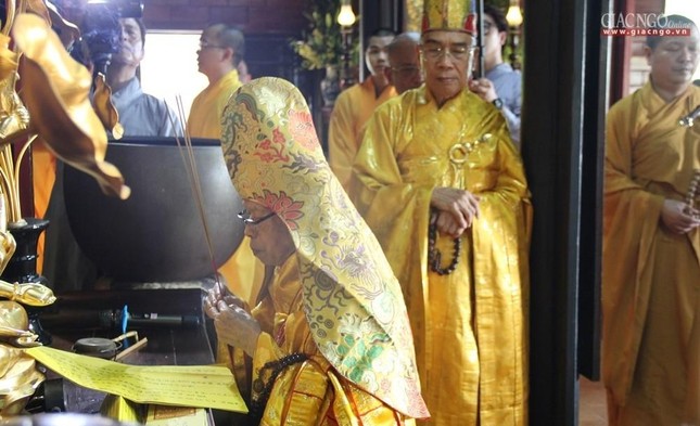 Hòa thượng Thích Chơn Tế đại vị chư tôn đức chứng minh niêm hương bạch Phật