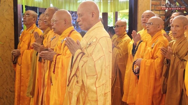 Chư tôn đức hộ niệm