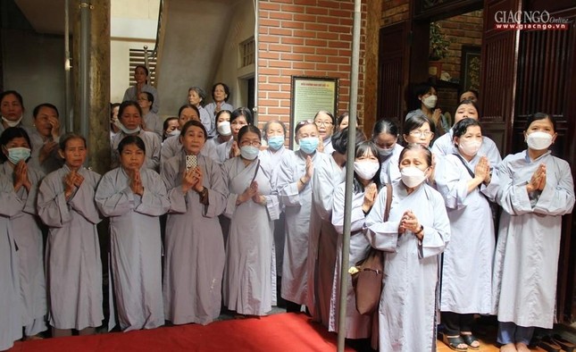 Phật tử tham dự đảnh lễ