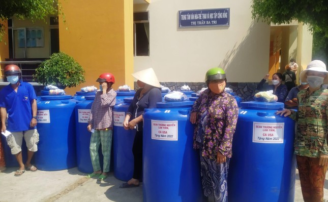 Đồng bào khó khăn nhận bồn chứa nước