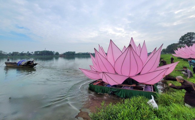 Thuyền kéo hoa sen ra giữa dòng sông Hương - Ảnh: TRT Thuyền kéo hoa sen ra giữa dòng sông Hương - Ảnh: TRT