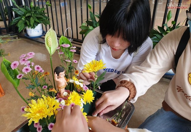 Các em được hướng dẫn để tự làm vườn Lâm Tỳ Ni mừng Phật đản