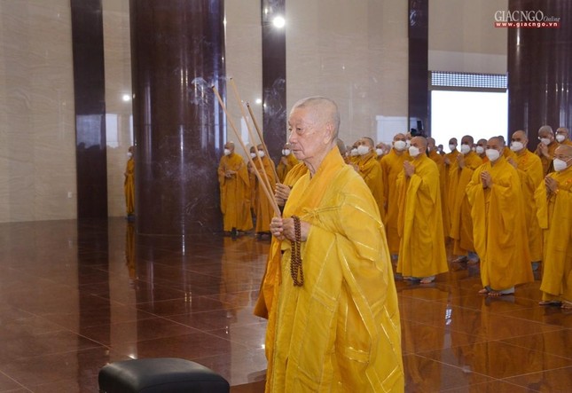 Trưởng lão Hòa thượng Quyền Pháp chủ niêm hương bạch Phật