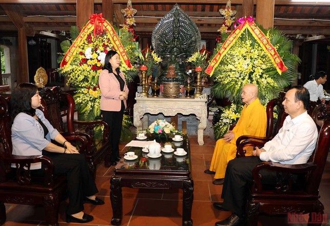 Bí thư Trung ương Đảng, Trưởng ban Dân vận Trung ương Bùi Thị Minh Hoài thăm, chúc mừng nhân dịp Đại lễ Phật đản tại chùa Hàm Long, phường Nam Sơn, thành phố Bắc Ninh