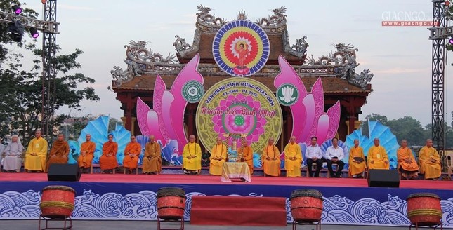 Chư tôn đức và quan khách tham dự lễ khai mạc tại Nghinh Lương Đình