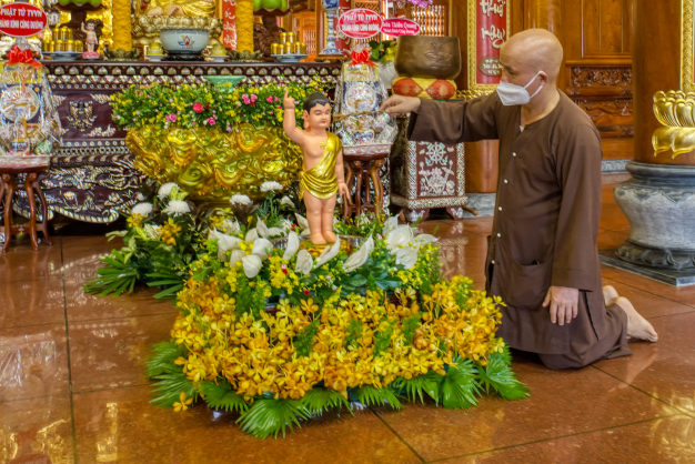 Thượng tọa trụ trì tu viện hướng dẫn các cháu nghi thức Tắm Phật