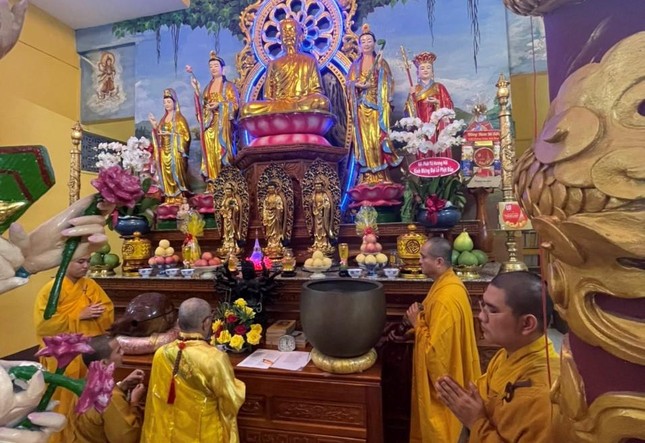 Hòa thượng Thích Huệ Trí niêm hương bạch Phật trước lễ Tắm Phật