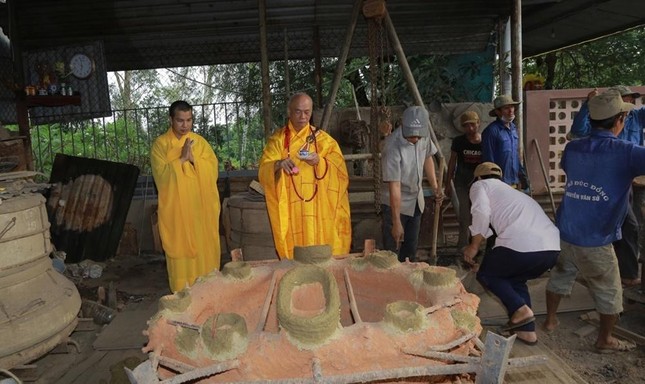 Hòa thượng Thích Giác Đạo sái tịnh trước thời khắc rót đồng