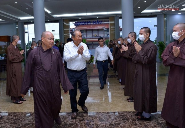 Thượng tọa Thích Thanh Phong đón đoàn