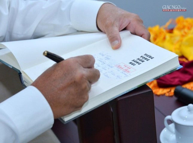 Ông Trương Hòa Bình ký tặng tác phẩm đến Trưởng lão Hòa thượng