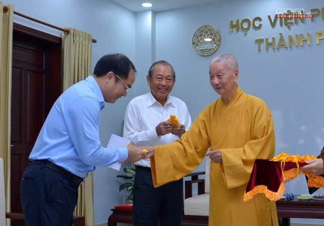 Đức Quyền Pháp chủ tặng quà lưu niệm