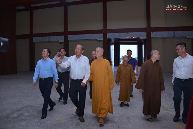 Trưởng lão Hòa thượng hướng dẫn ông Trương Hòa Bình và phái đoàn thăm Học viện