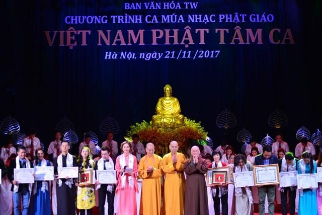 Chư tôn đức lãnh đạo Ban Văn hóa Trung ương và các nghệ sĩ Phật tử trong chương trình biểu diễn nghệ thuật Phật giáo chào mừng Đại hội đại biểu Phật giáo toàn quốc lần thứ VIII Chư tôn đức lãnh đạo Ban Văn hóa Trung ương và các nghệ sĩ Phật tử trong chương trình biểu diễn nghệ thuật Phật giáo chào mừng Đại hội đại biểu Phật giáo toàn quốc lần thứ VIII