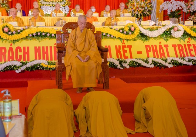 Đảnh lễ cung thỉnh lời huấn thị của ngài