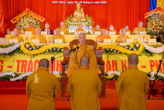 Đón nhận lời huấn thị của Đức Quyền Pháp chủ