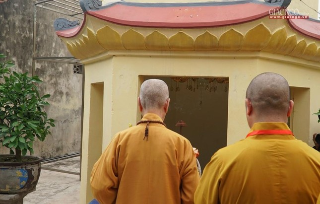 Dâng hương tưởng niệm tại bảo tháp cố Trưởng lão Hòa thượng Thích Thanh Đàm Dâng hương tưởng niệm tại bảo tháp cố Trưởng lão Hòa thượng Thích Thanh Đàm