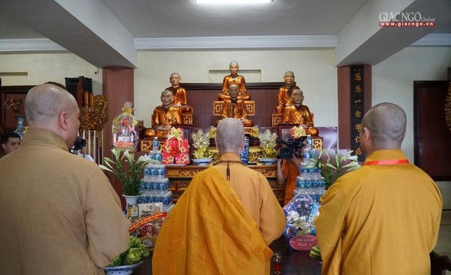 Trưởng lão Hòa thượng dâng hương tưởng niệm chư vị Tổ sư, Đức Đệ nhất Pháp chủ GHPGVN tại tổ đình Đồng Đắc Trưởng lão Hòa thượng dâng hương tưởng niệm chư vị Tổ sư, Đức Đệ nhất Pháp chủ GHPGVN tại tổ đình Đồng Đắc