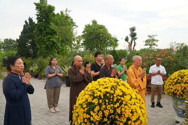 Dịp này, Trưởng lão Hòa thượng đến thắp hương nơi phần mộ của cố Chủ tịch nước Trần Đại Quang Dịp này, Trưởng lão Hòa thượng đến thắp hương nơi phần mộ của cố Chủ tịch nước Trần Đại Quang