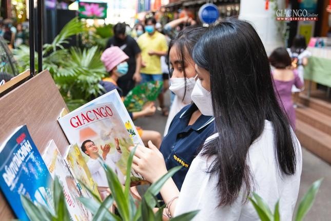 Bạn đọc trẻ đến với các ấn phẩm Báo Giác Ngộ