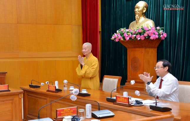 Trưởng lão Quyền Pháp chủ dẫn đầu đoàn lãnh đạo Giáo hội Thành phố Trưởng lão Quyền Pháp chủ dẫn đầu đoàn lãnh đạo Giáo hội Thành phố