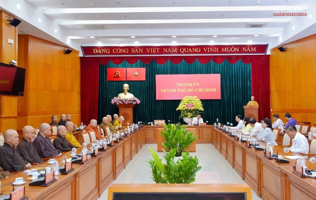 Và trang trọng Và trang trọng