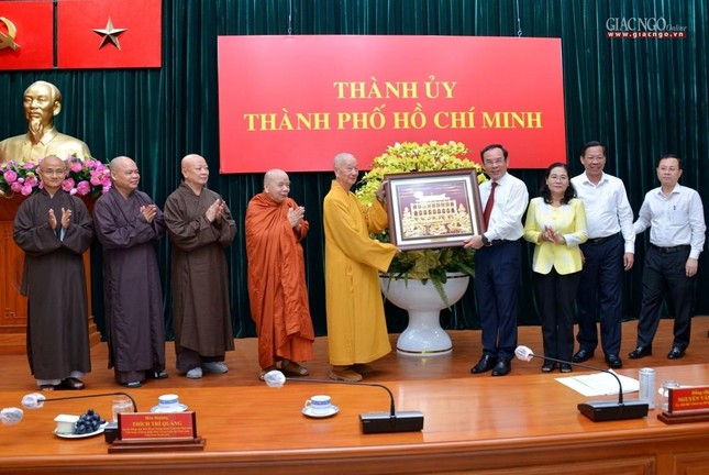 Lãnh đạo TP.HCM tặng quà lưu niệm đến chư tôn giáo phẩm Lãnh đạo TP.HCM tặng quà lưu niệm đến chư tôn giáo phẩm