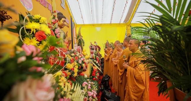 Chư tôn đức và quan khách cử hành lễ cầu nguyện