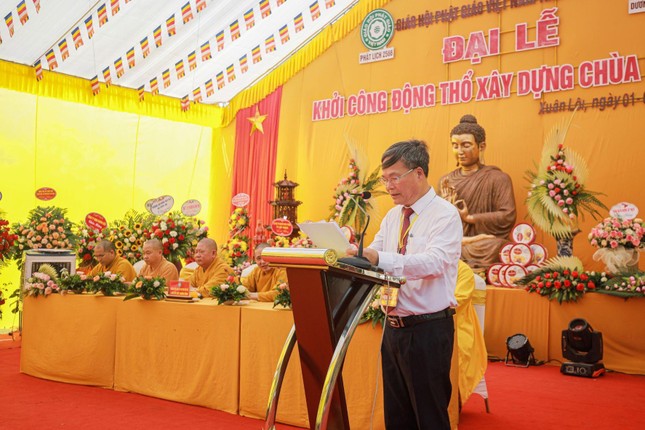 Ông Trần Hùng Vượng, Bí thư, Chủ tịch UBND xã Xuân Lôi, đồng Trưởng ban Tổ chức phát biểu và đọc quyết định, giấy phép xây dựng của tỉnh và huyện