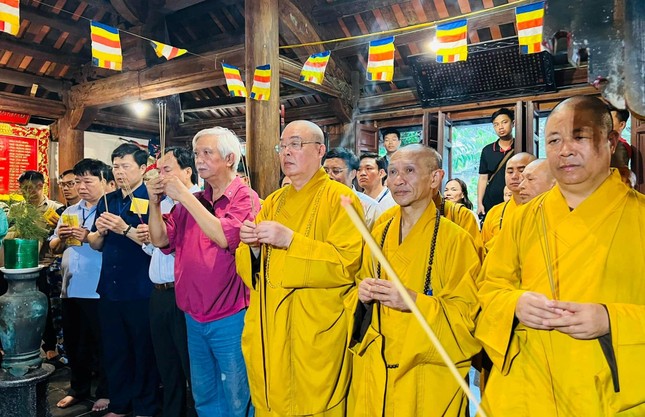 Chư tôn đức lãnh đạo GHPGVN và các đại biểu dâng hương cầu nguyện tại các cột mốc tâm linh của Tổ quốc ở Trường Sa - Ảnh: TMQ Chư tôn đức lãnh đạo GHPGVN và các đại biểu dâng hương cầu nguyện tại các cột mốc tâm linh của Tổ quốc ở Trường Sa - Ảnh: TMQ