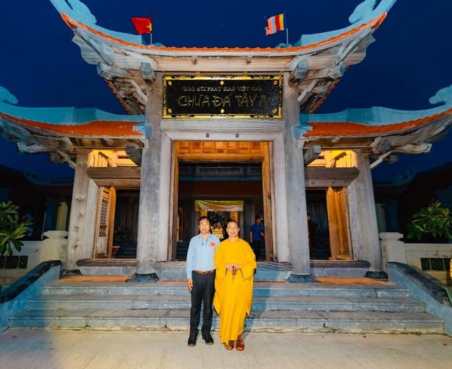 Phật tử Nguyễn Văn Trường và Thượng tọa Thích Minh Quang - Phó Chánh Văn phòng Trung ương, Trưởng ban Trị sự GHPGVN tỉnh Ninh Bình trước tam quan chùa Đá Tây A - Ảnh: TMQ Phật tử Nguyễn Văn Trường và Thượng tọa Thích Minh Quang - Phó Chánh Văn phòng Trung ương, Trưởng ban Trị sự GHPGVN tỉnh Ninh Bình trước tam quan chùa Đá Tây A - Ảnh: TMQ