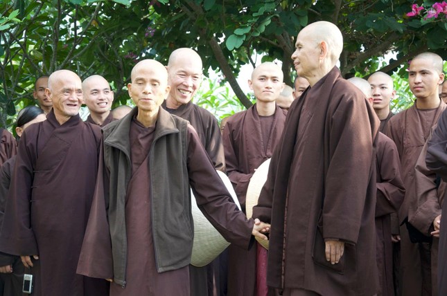 Tác giả - Hòa thượng Thích Giác Viên với Thiền sư Thích Nhất Hạnh - Ảnh: Làng Mai Tác giả - Hòa thượng Thích Giác Viên với Thiền sư Thích Nhất Hạnh - Ảnh: Làng Mai