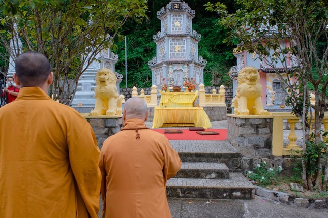 Hòa thượng Thích Thiện Nhơn, Chủ tịch Hội đồng Trị sự GHPGVN lễ tháp Tổ sư tưởng niệm - Ảnh: Đăng Huy