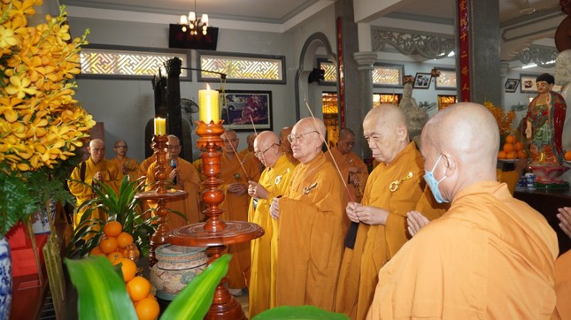 Chư vị giáo phẩm chứng minh, Ban Trị sự GHPGVN quận Gò Vấp cử hành nghi lễ an vị và cầu nguyện chư hương linh đồng bào tử vong vì Covid-19 tại chùa Huỳnh Kim