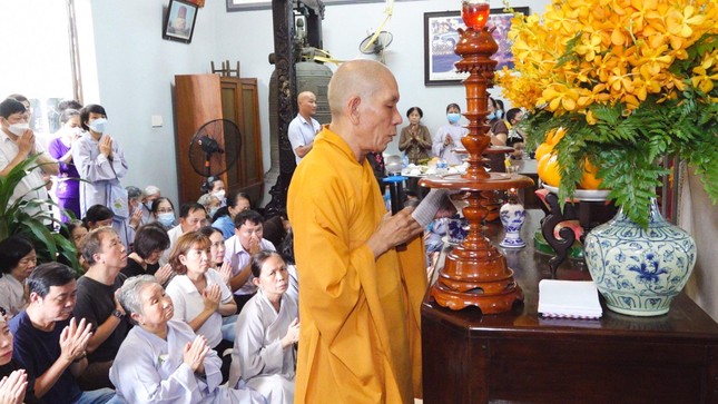 Lễ tiến linh hàng ngày tại chùa Huỳnh Kim