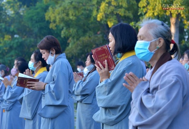 Phật tử thành kính tham dự thời tụng kính sớm tại chùa Huê Nghiêm - TP.Thủ Đức